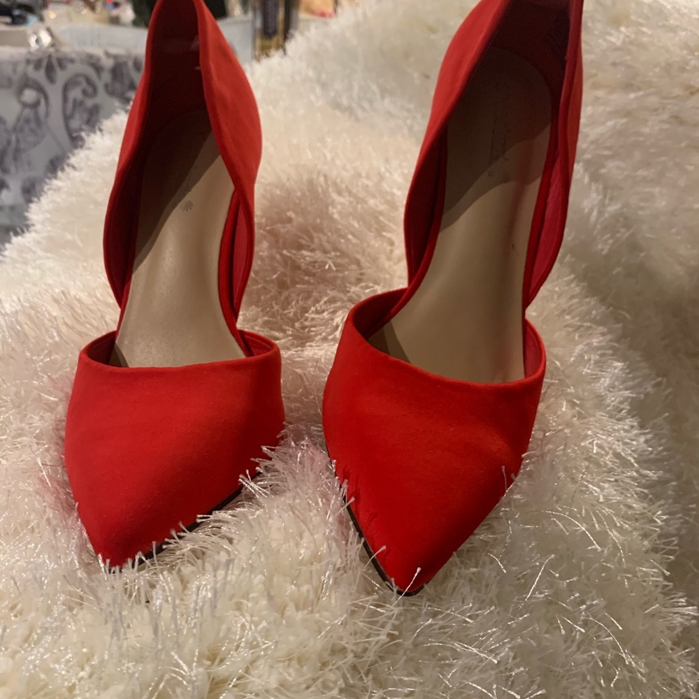 RED PUMP HEELS - Picture 3 of 15
